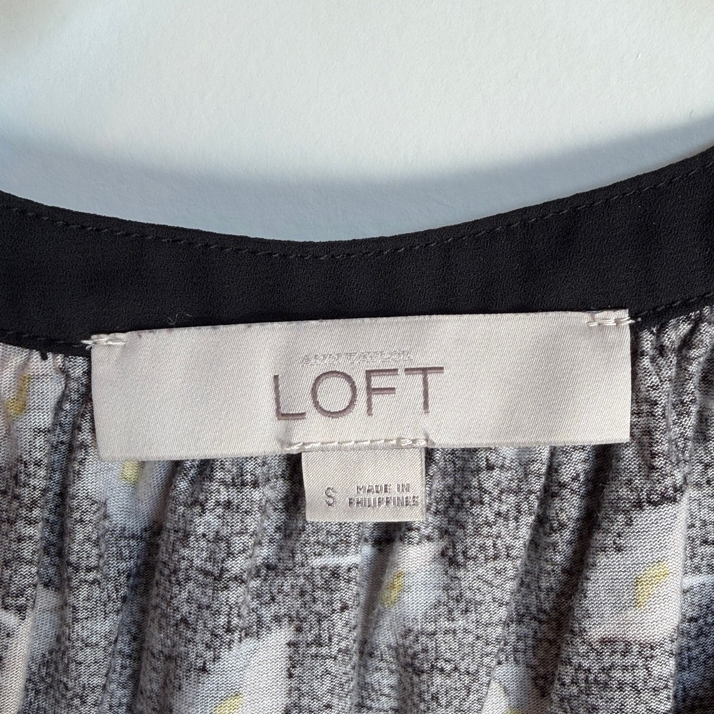Ann Taylor Loft sleeveless top - Picture 2 of 4